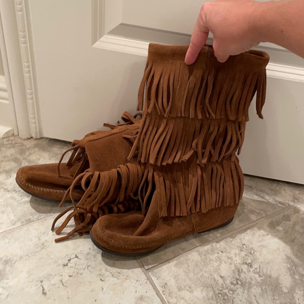 Minnetonka 3-layer fringe boots. Size 8. Tan/brown
